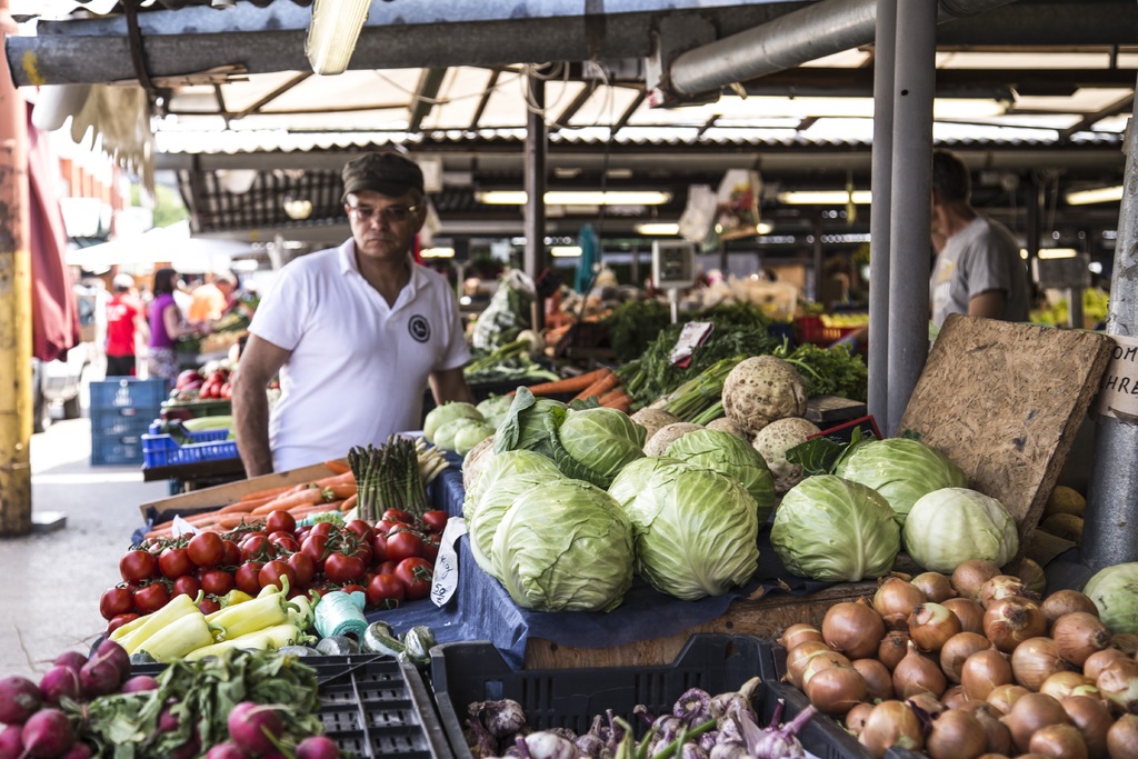 man fruit city shop food vendor 608204